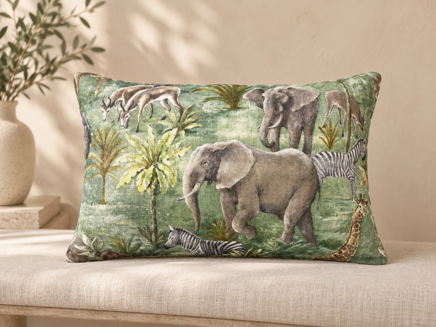 Cojín de algodón con estampado de selva en verde, con elefantes, cebras y palmeras