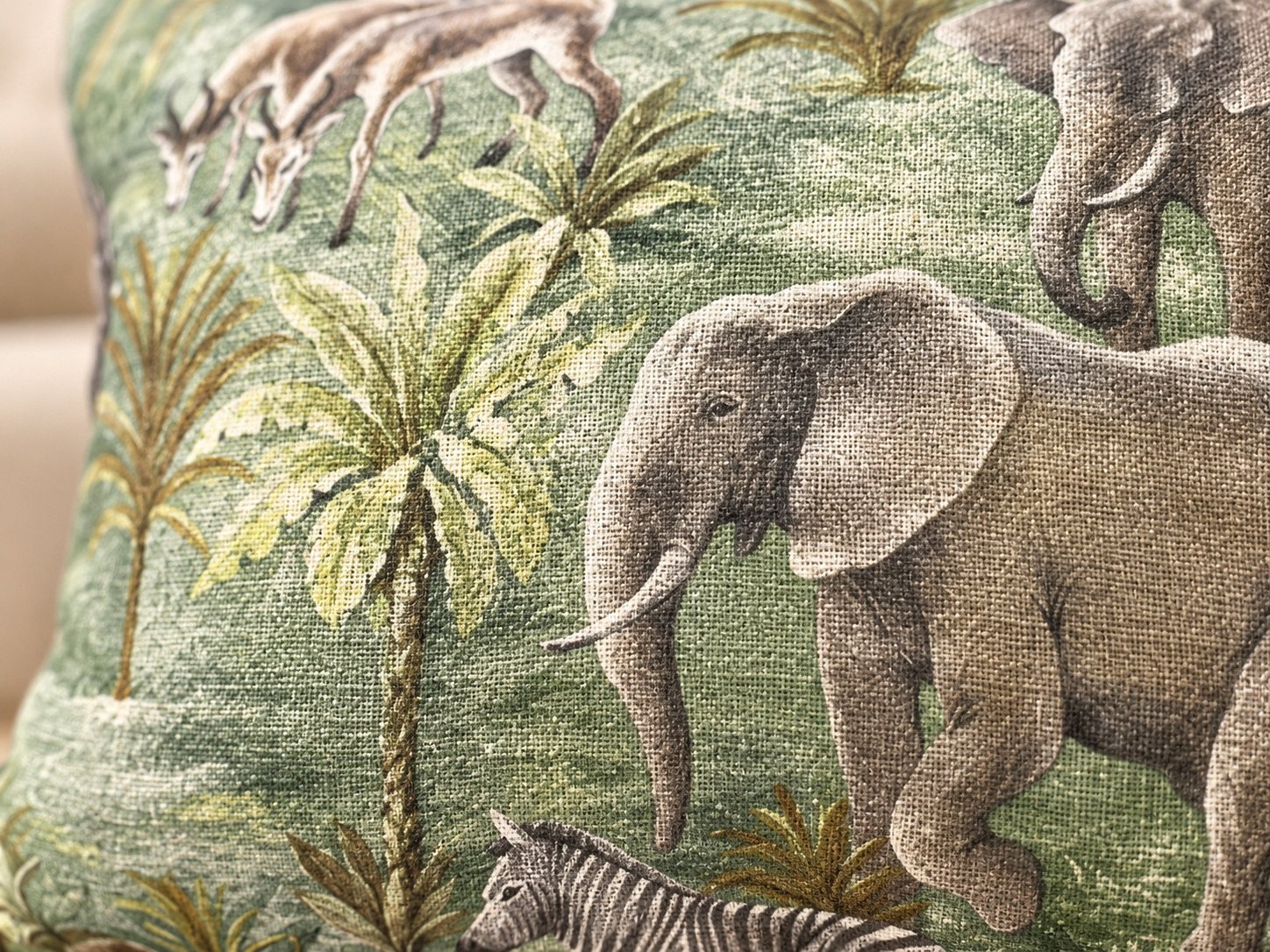Detalle del estampado de selva del cojín de algodón: elefante, jirafas y palmeras