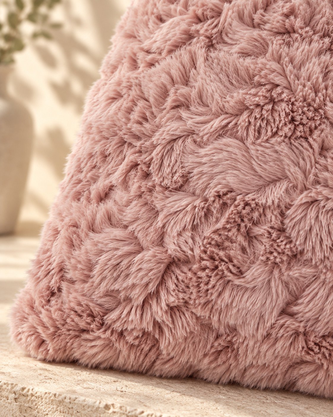 Detalle del pelo del cojín efecto aguas en rosa