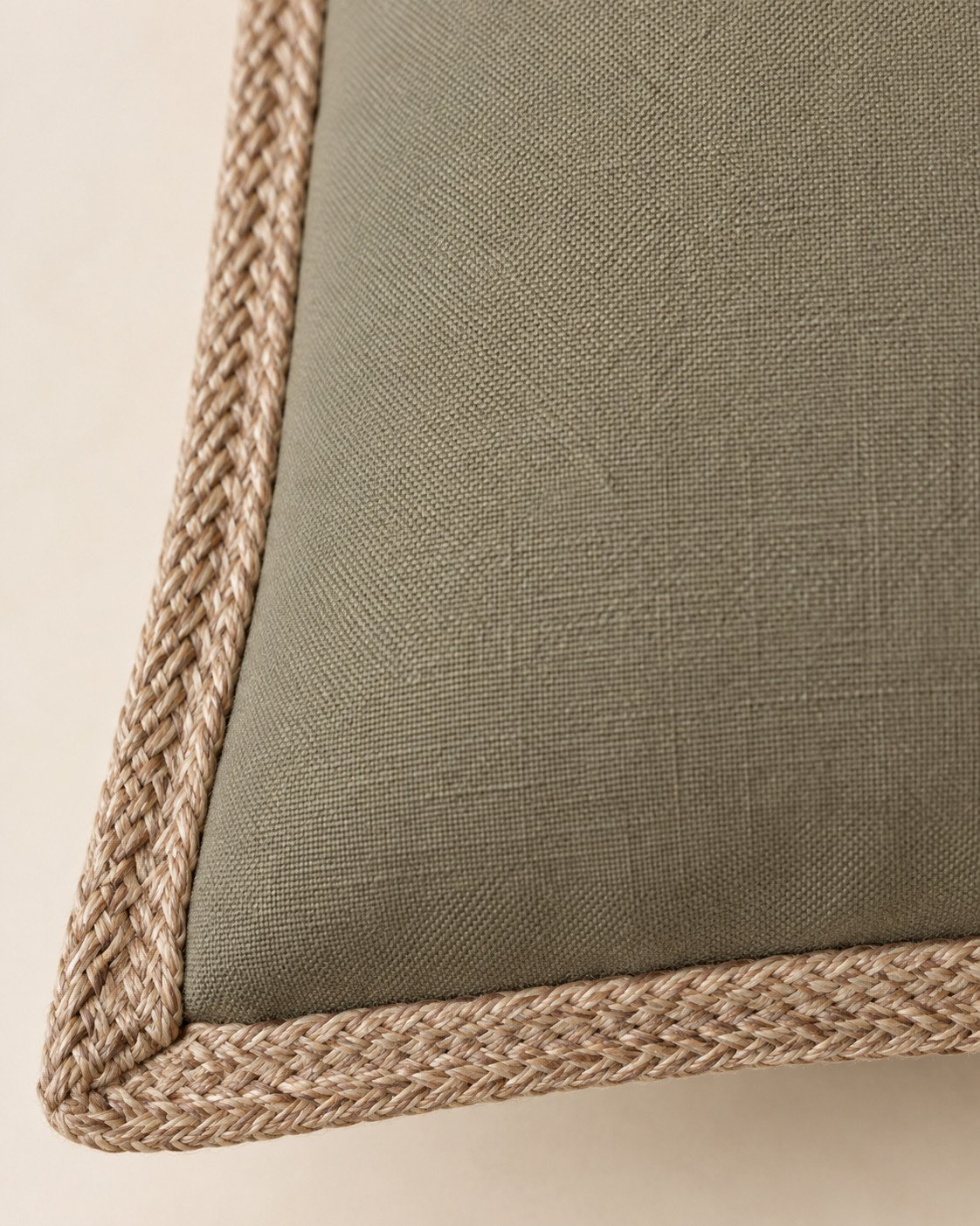Detalle del ribete de espiga del cojín cuadrado verde