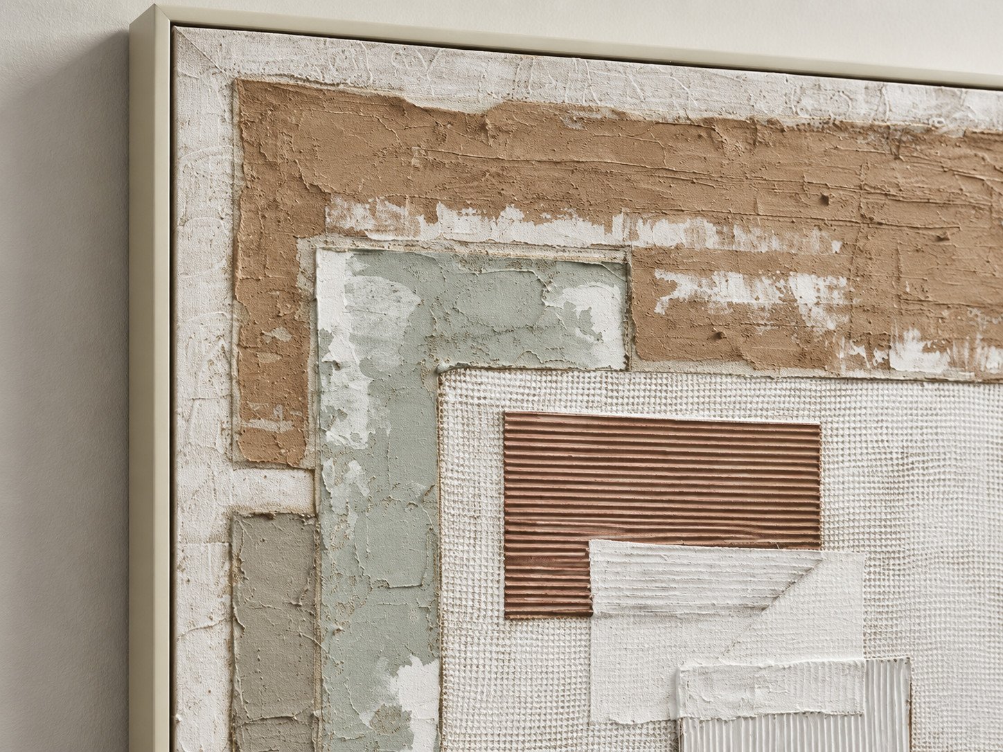 Detalle del relieve del cuadro abstracto, con yeso y tiras de yute tejido