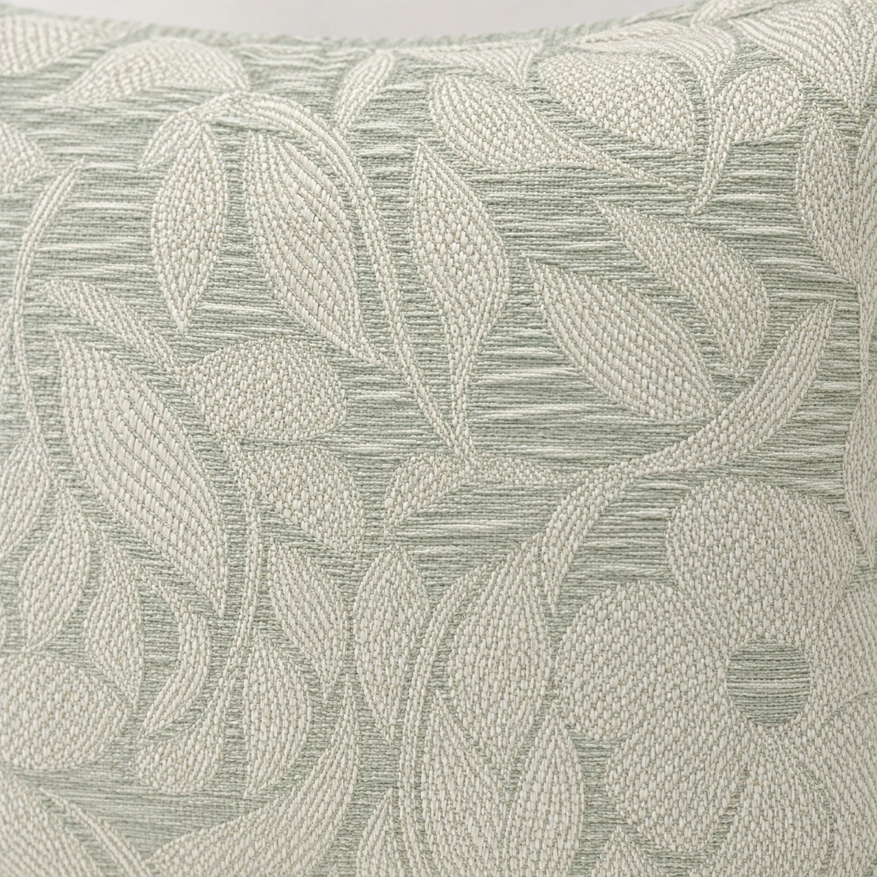 Detalle del jacquard de hojas en verde agua de la funda Fleur