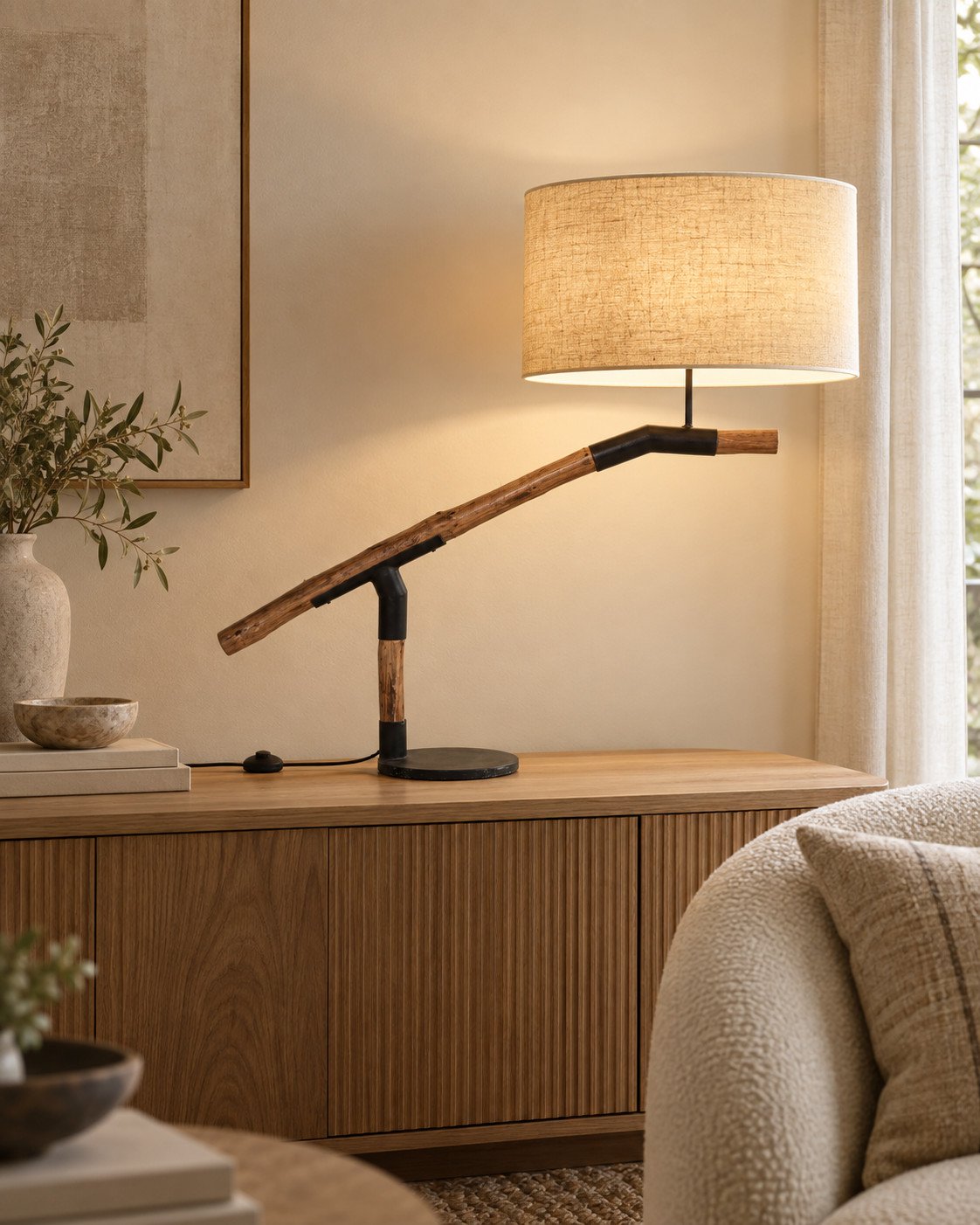 Lámpara de sobremesa Galilet con brazo de madera descentrado y pantalla beige, en un salón