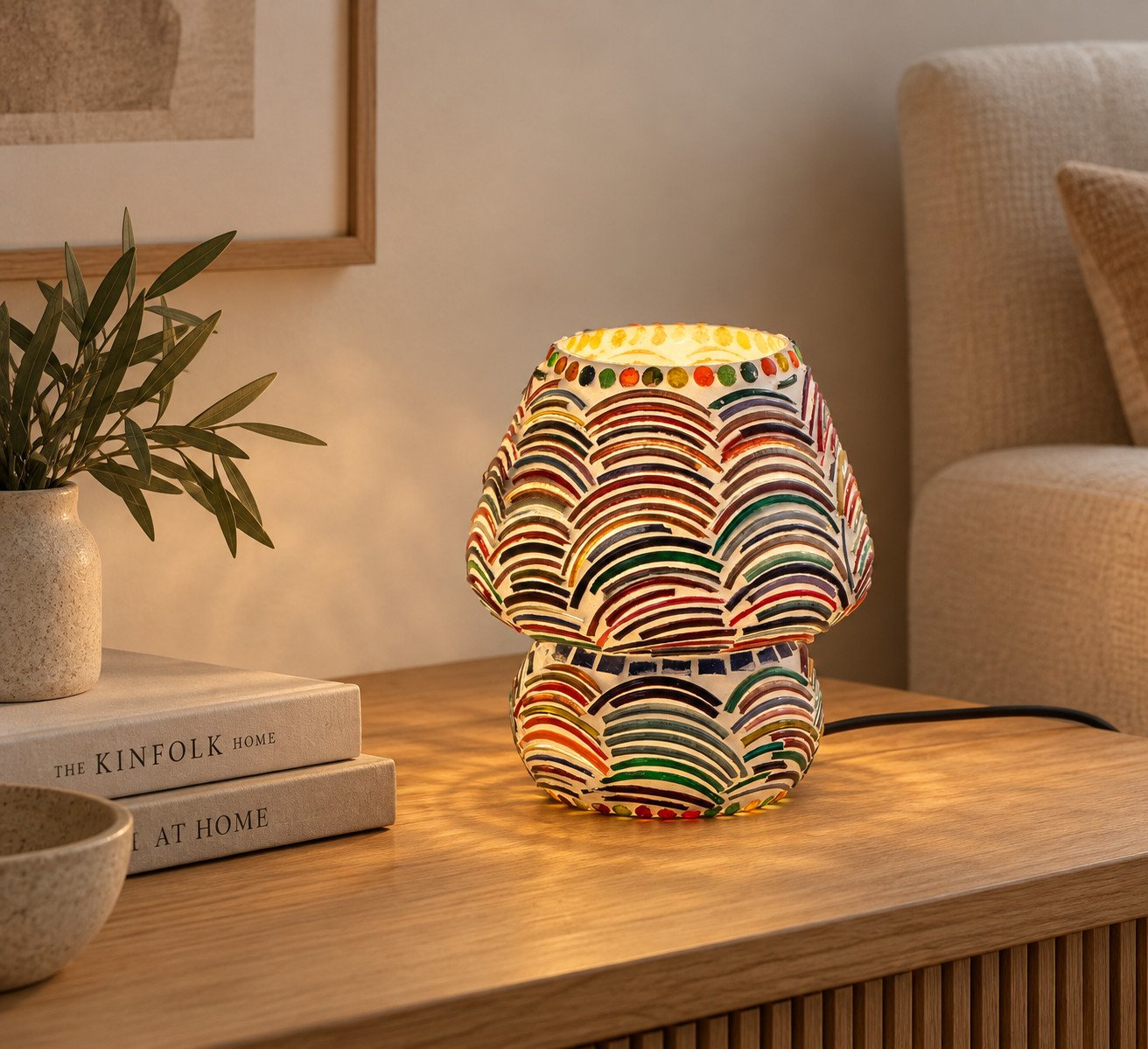 Lámpara seta mosaico con ondas de colores y luz cálida en un salón