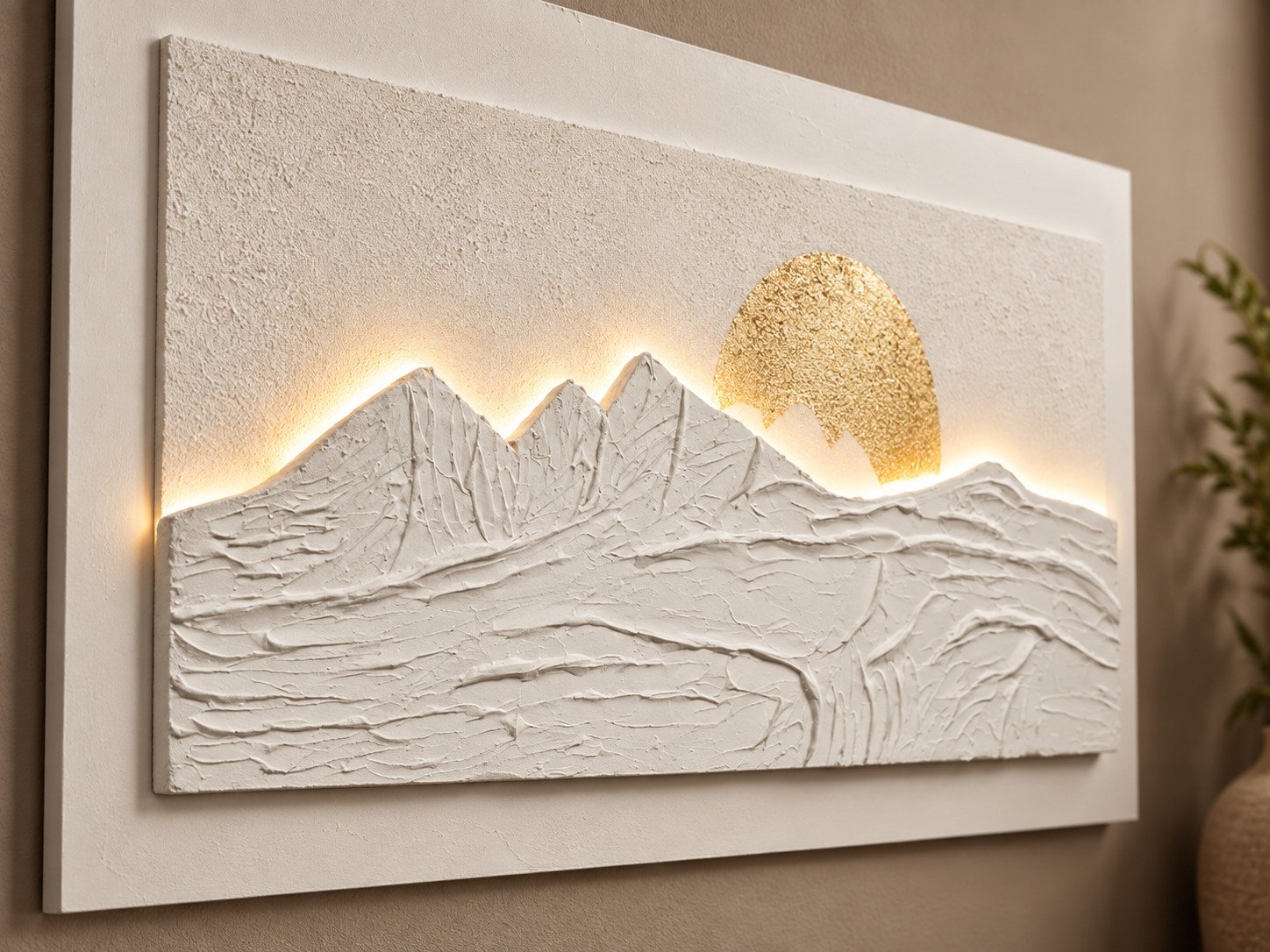 Detalle del relieve de las montañas y el sol dorado del óleo abstracto