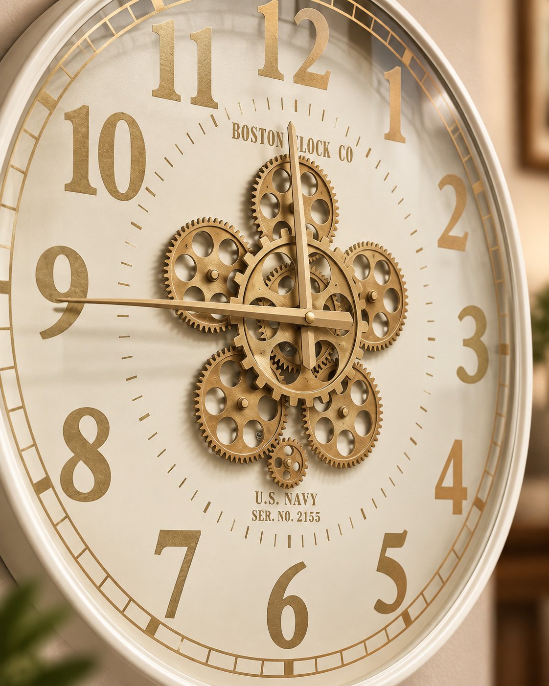 Detalle de los engranajes dorados y la esfera beige del reloj Boston Clock