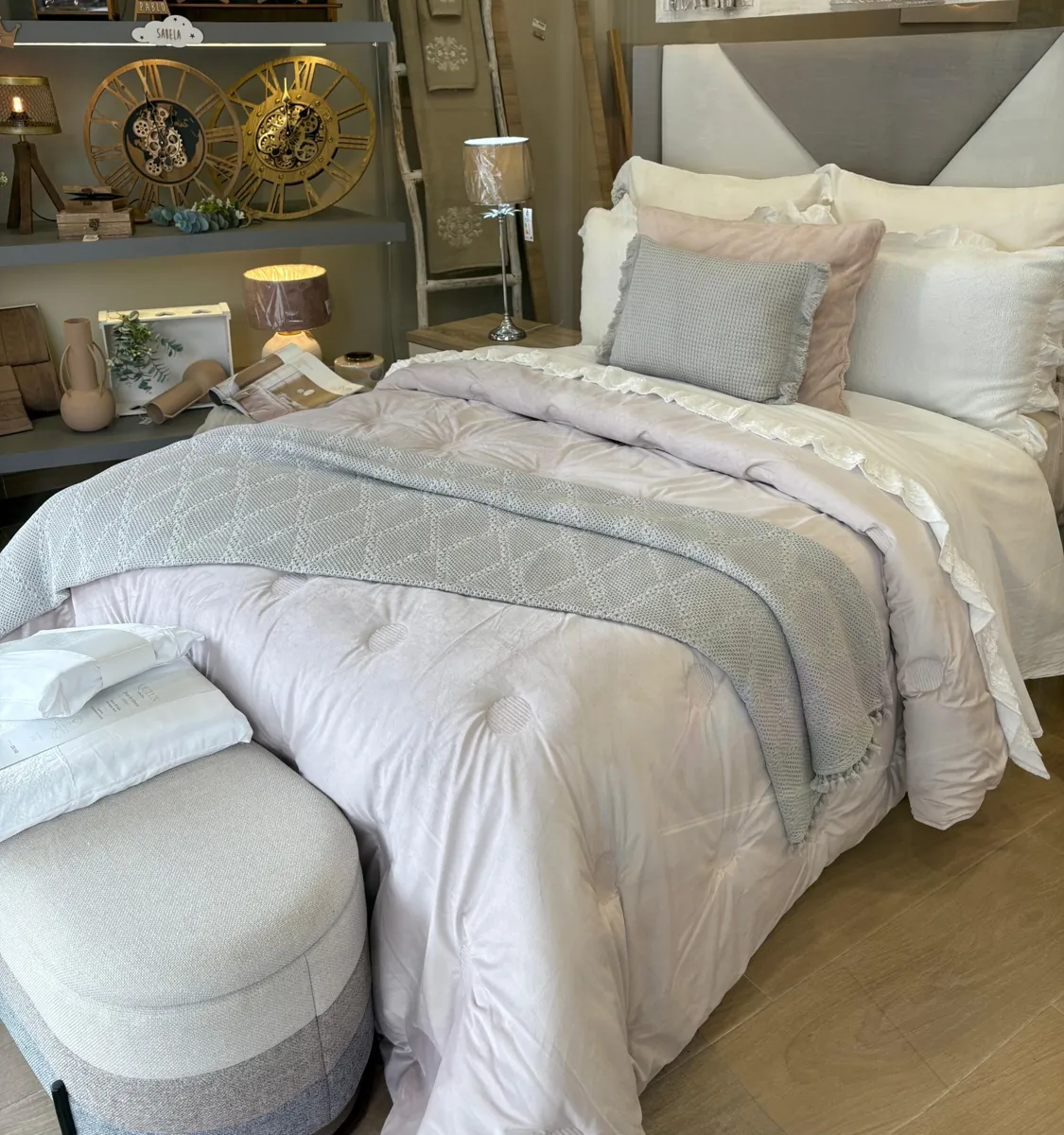 Cama montada en la tienda ZIHOUSE de Lugo